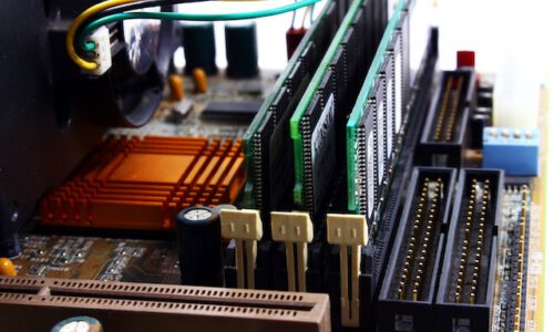 Różnice i fakty między pamięciami RAM DDR3 i DDR4.